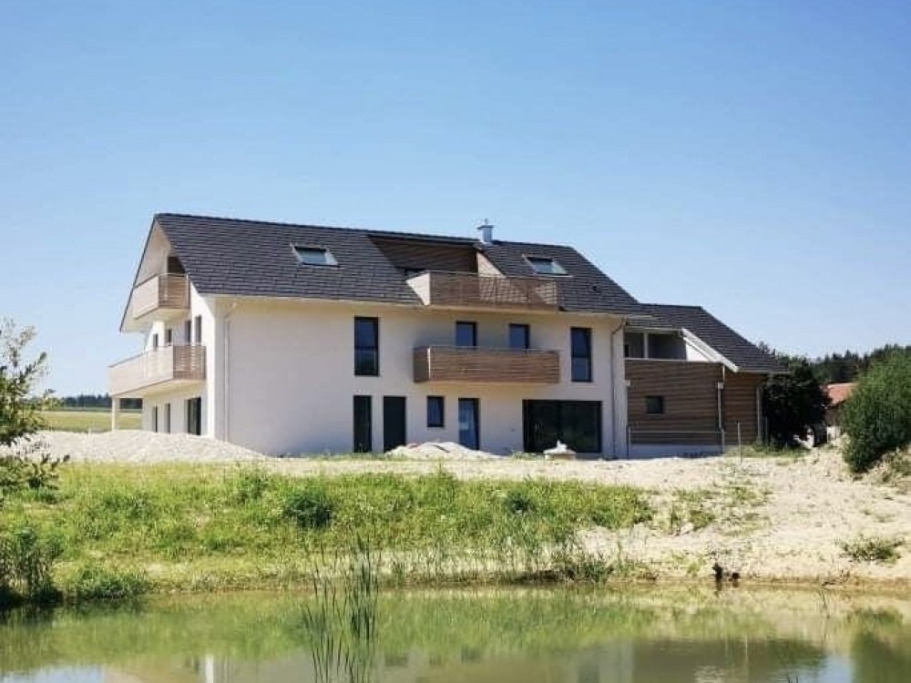 Charmantes Zweifamilienhaus mit Teich und 4860 m² Grundstück