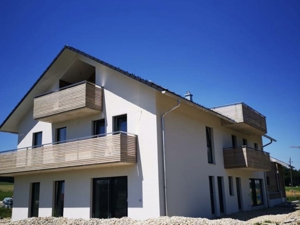 Charmantes Zweifamilienhaus mit Teich und 4860 m² Grundstück