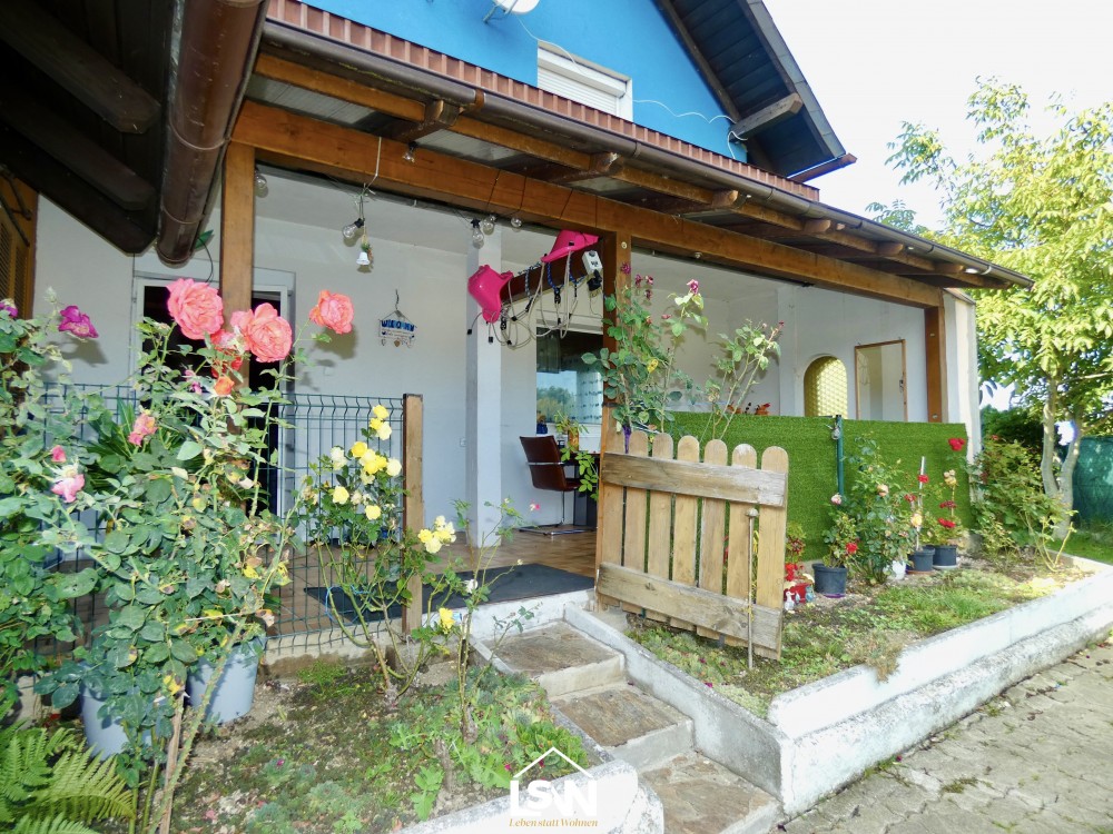 Einfamilienhaus mit Garage und Garten