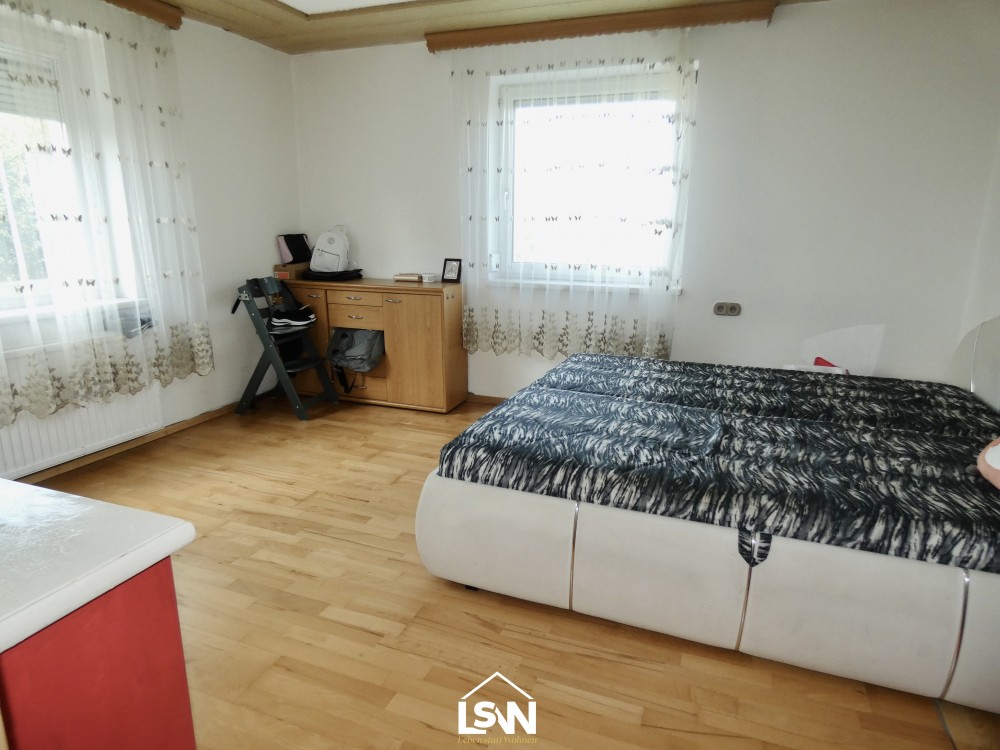 Einfamilienhaus mit Garage und Garten