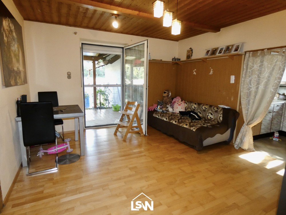 Einfamilienhaus mit Garage und Garten