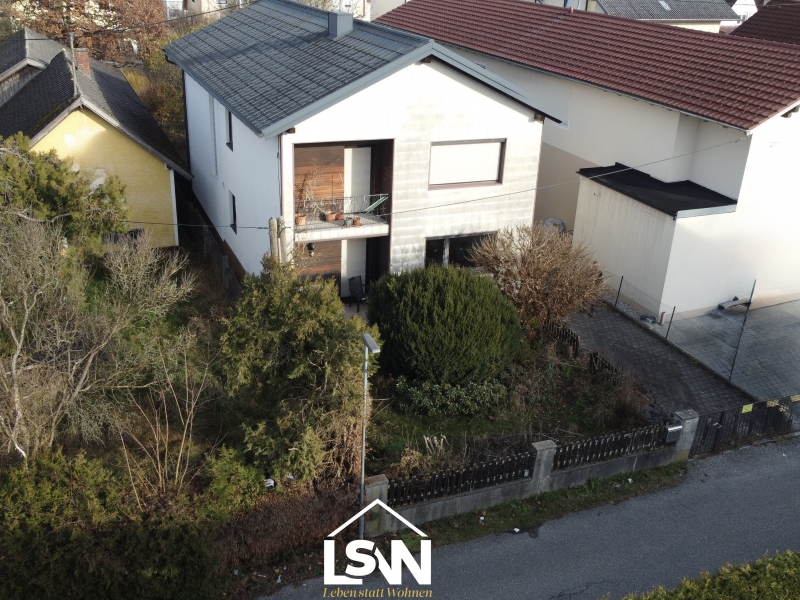 Zweigenerationenhaus mit Garten und Garage